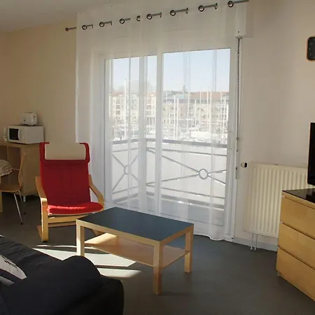 Snug In With Balcony Apartment *
