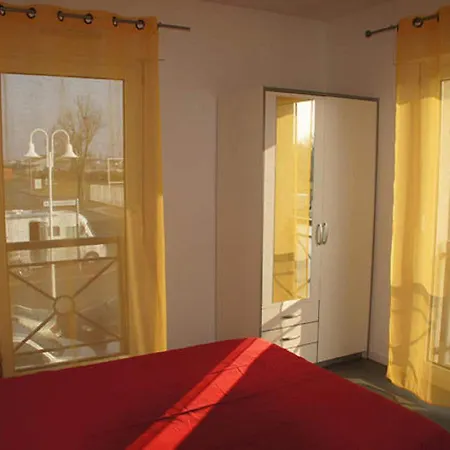 Snug In With Balcony Apartment Rochefort (Charente-Maritime)